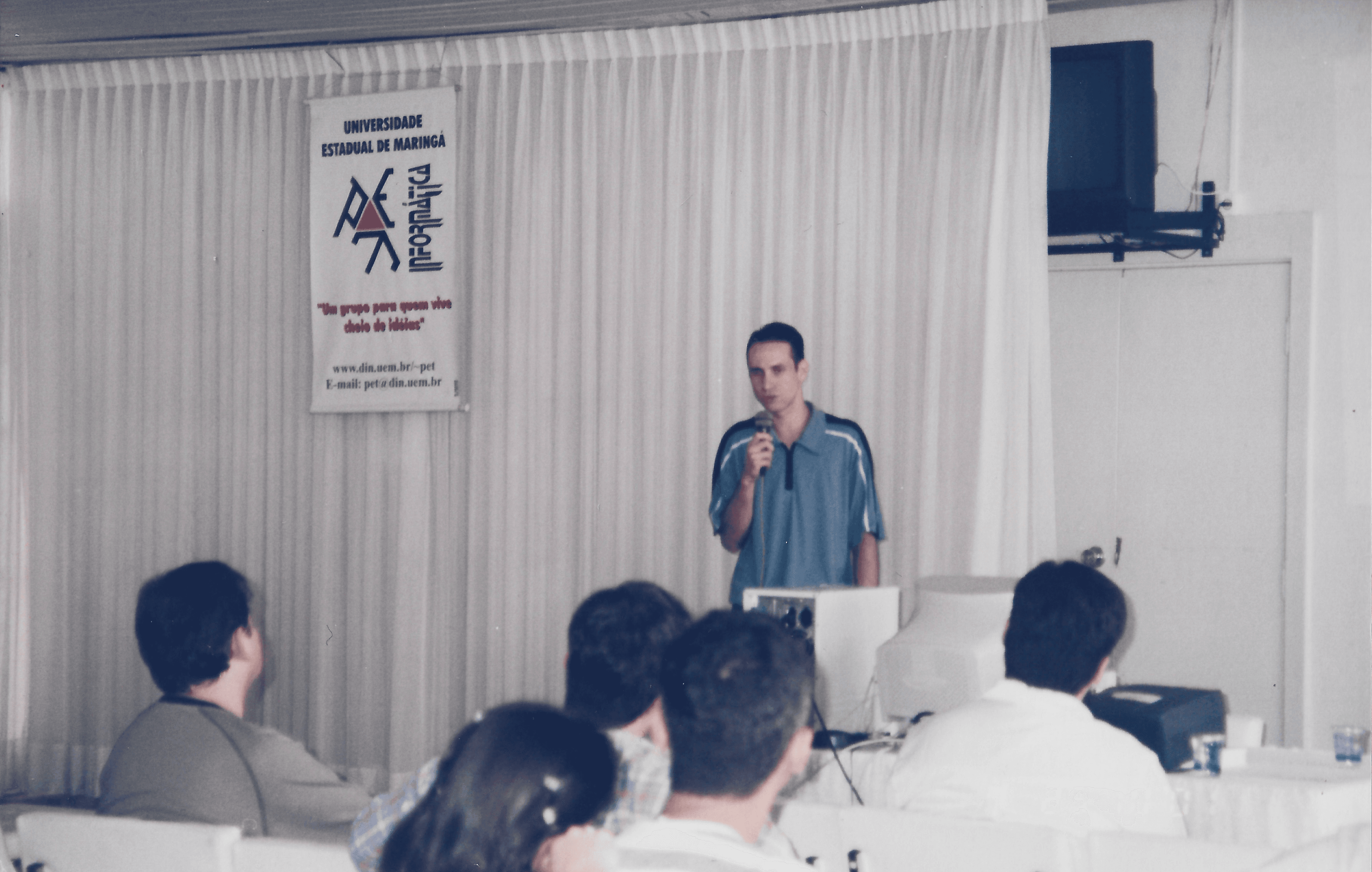 Foto de alunos do curso de Ciência da Comptação entre os anos de 1999 e 2000